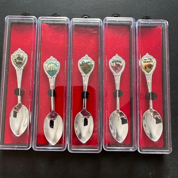 VINTAGE COLLECTIBLE SMALL USA STATES 15 SPOONS PLUS 1 CANADA, LOT OF 16, SEE MAP - Picture 1 of 4